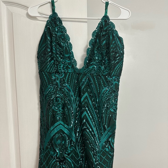 Plunging green sequin dress. - Picture 2 of 7
